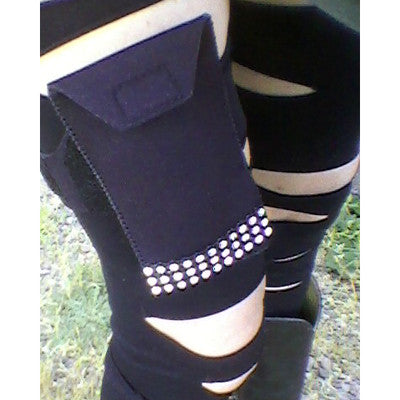 showing how to carry a cell phone on your leg